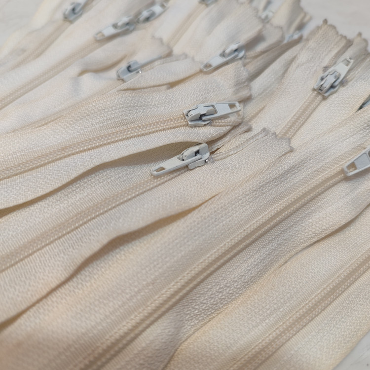 زیپ ۲۰سانت شماره 3 کرم رنگ اعلا ساده