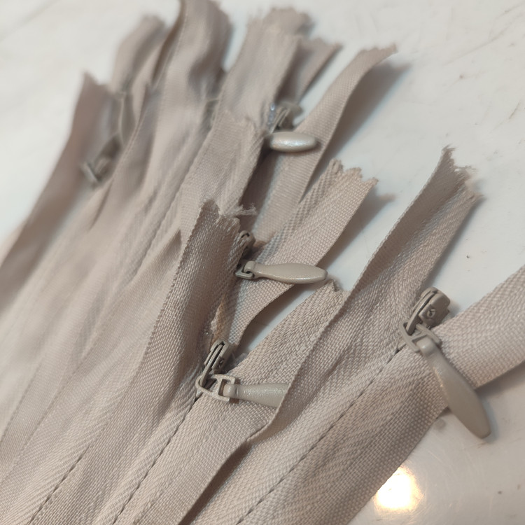 زیپ مخفی 20سانت کرم تیره