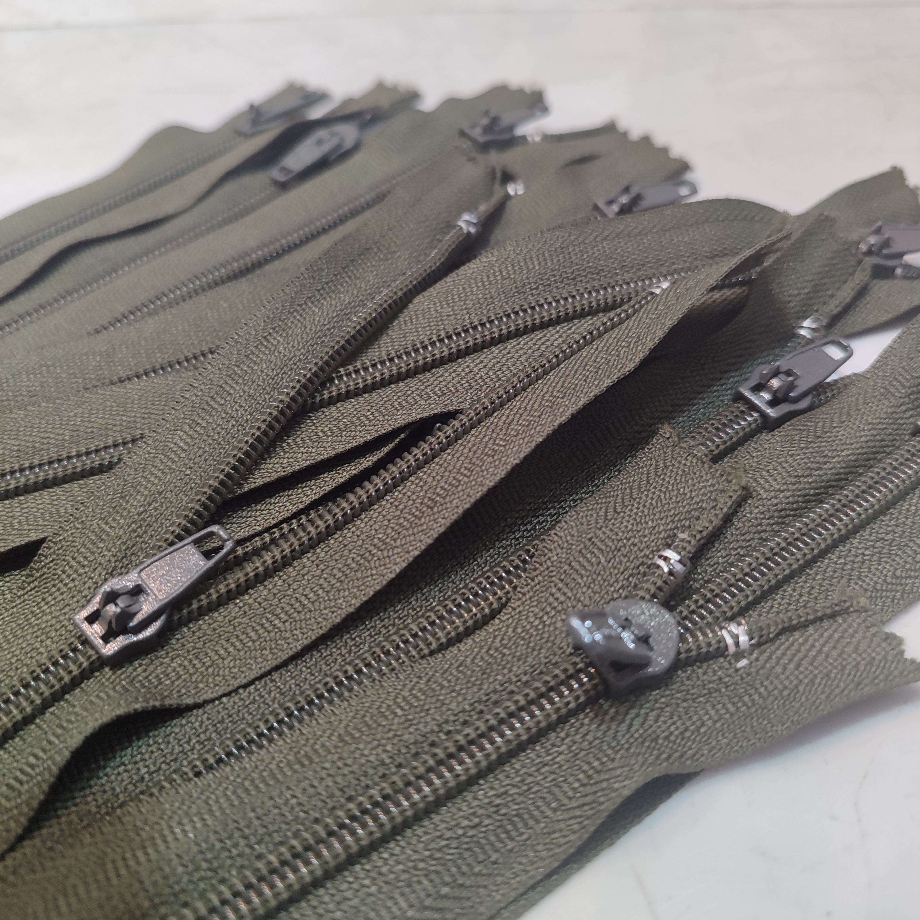 زیپ ۲۰سانت ساده شماره 5 سبز یشمی